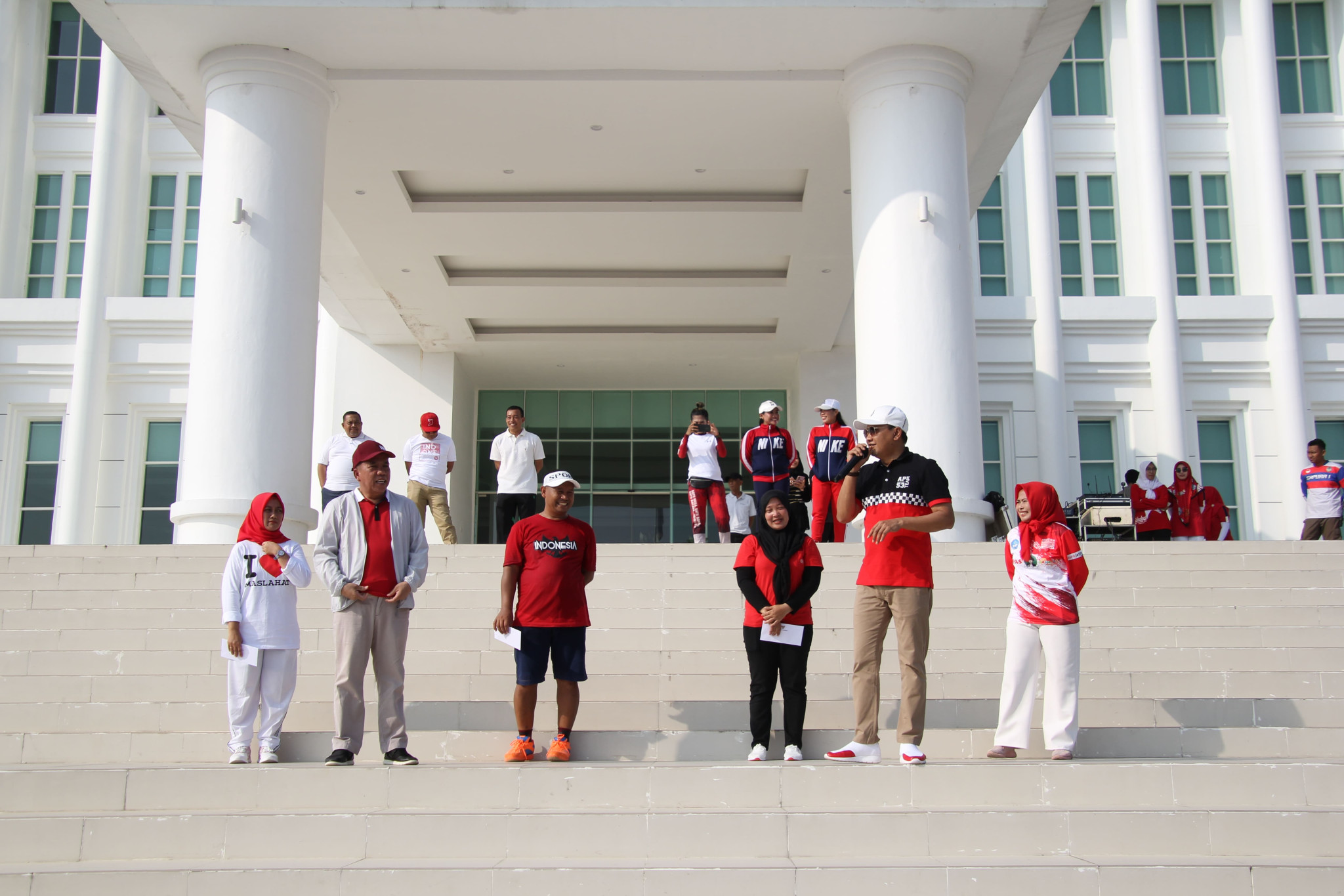 Kompak Kenakan Baju Bernuansa Merah Putih, Seluruh Pegawai Pemkab Pasuruan Ikuti Senam Bersama Bupati dan Wakil Bupati