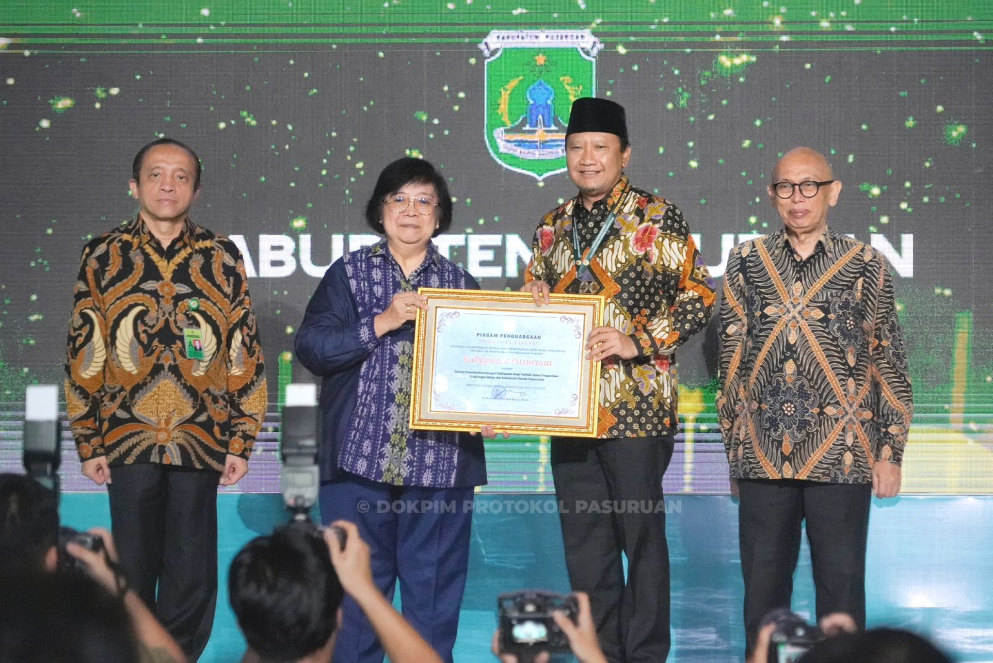 Bupati Irsyad Yusuf Raih Penghargaan Green Leadership Nirwasita Tantra 2022 dari Menteri LHK