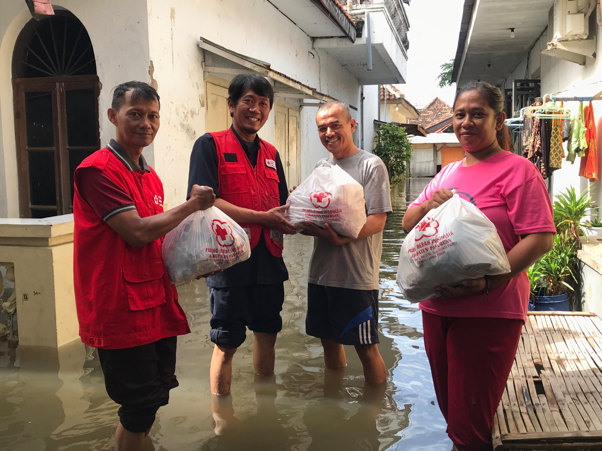 PMI Kabupaten Pasuruan berikan 300 Makanan Siap Saji untuk Warga Terdampak Banjir di Kecamatan Gempol