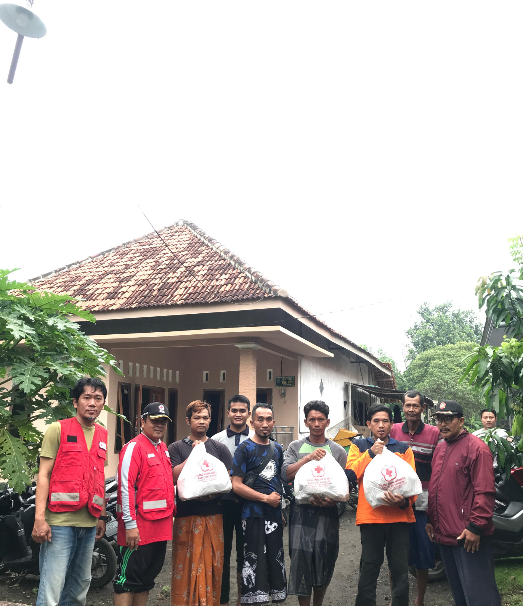 PMI Kabupaten Pasuruan Buka Layanan Dapur Umum untuk Warga Terdampak Banjir di Kabupaten Pasuruan