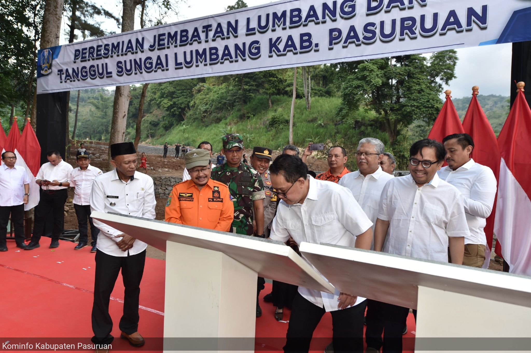 Sempat Terputus Akibat Banjir Bandang, Pj. Gubernur Jatim, Adhy Karyono Resmikan Operasional Jembatan Lumbang