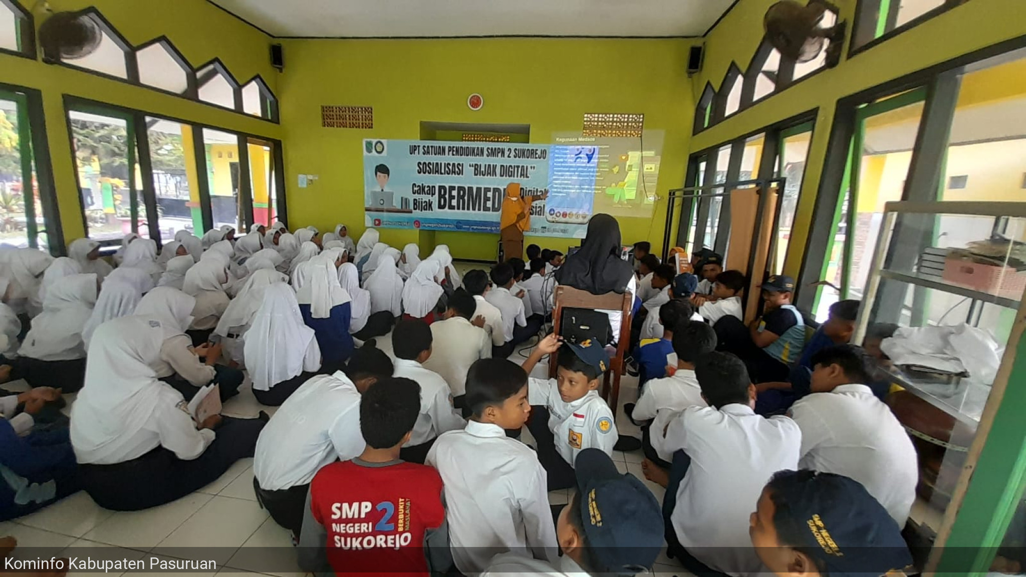 Ajak Siswa Bijak Dalam Bermedia Sosial, Dinas Kominfo Kabupaten Pasuruan Lakukan Sosialisasi di SMP Negeri 2 Sukorejo