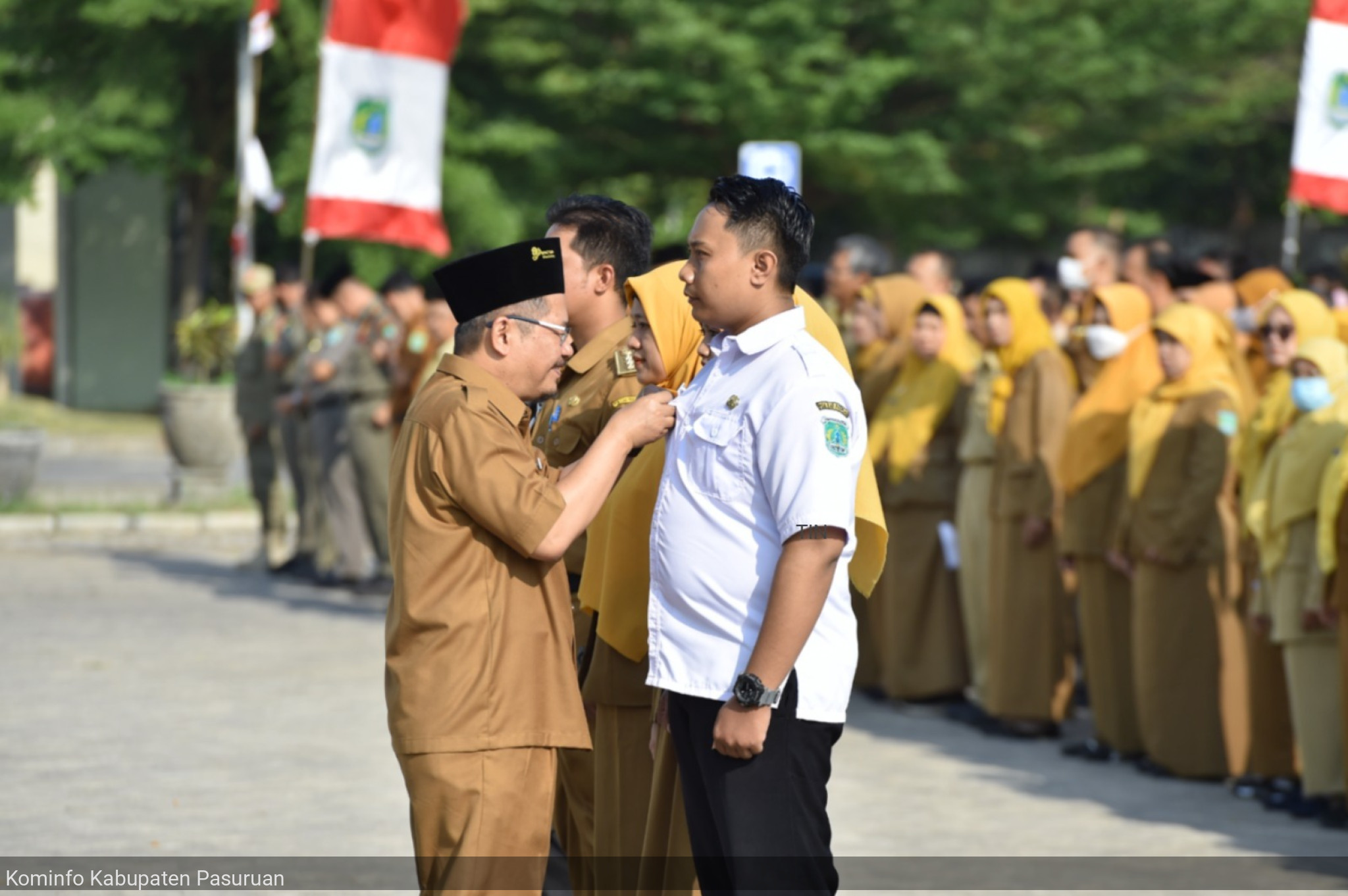 Apel Pagi di Lingkungan Pemerintah Kabupaten Pasuruan, Pj. Bupati Andriyanto Sematkan PIN Hari Jadi Kabupaten Pasuruan ke-1095, Pertanda Rangkaian Acara Akan Digelar