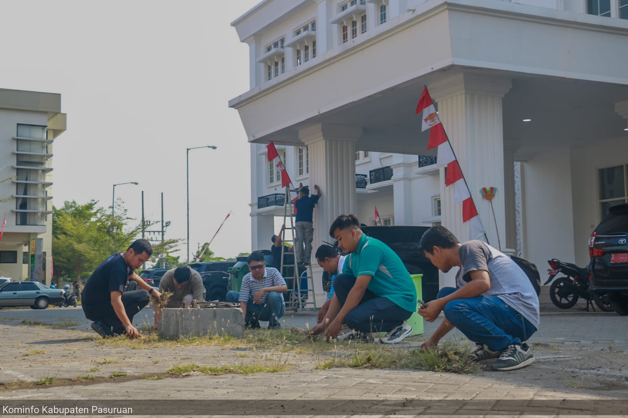 Perkuat Kesolidan Antar Pegawai Melalui Kerja Bakti