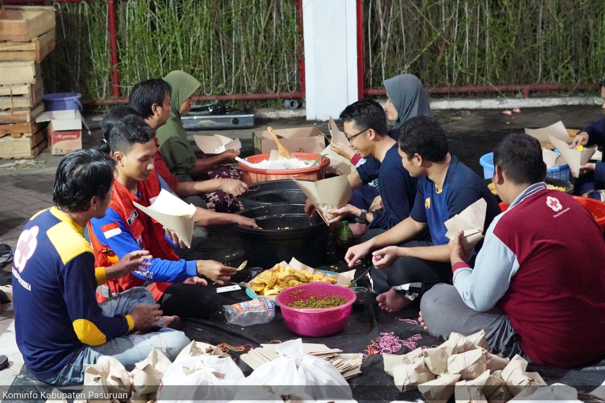 PMI Kabupaten Pasuruan Buka Layanan Dapur Umum untuk Masyarakat yang Terdampak Banjir