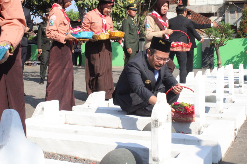 Tabur Bunga di Taman Makam Pahlawan Kabupaten Pasuruan