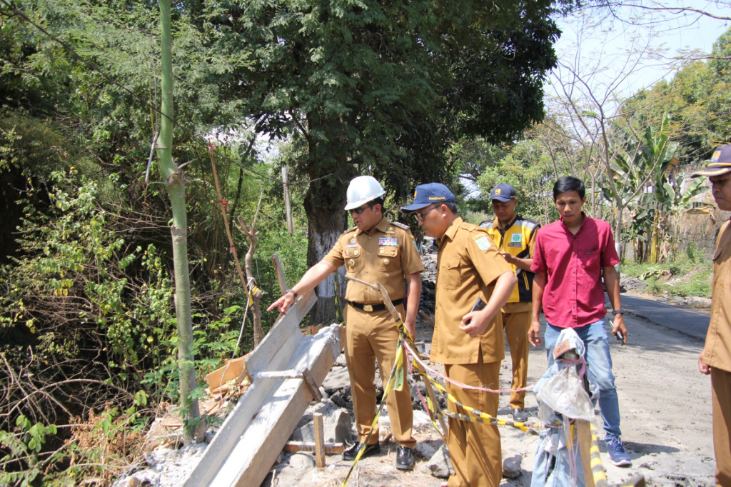 Tinjau Jalan Rusak di Kabupaten Pasuruan