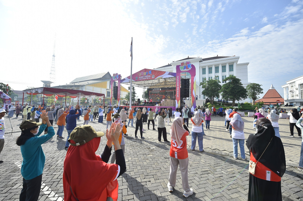 Senam Bersama di Acara Puncak Peringatan Hari Anti Korupsi Sedunia (HAKORDIA) dan HUT KORPRI ke 54